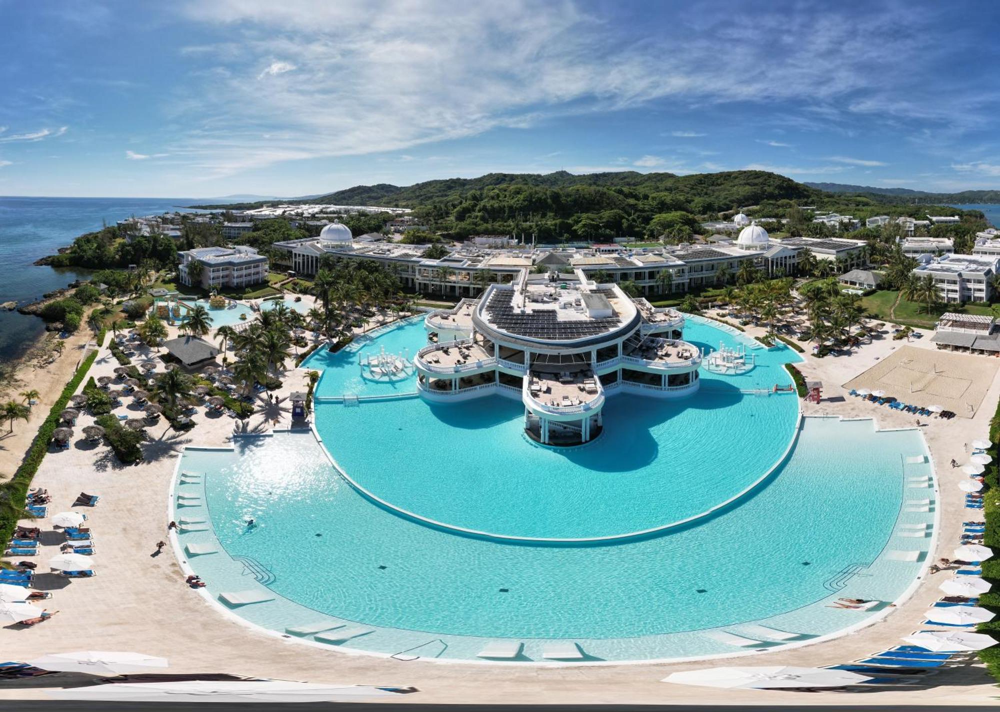 The Signature Level At Grand Palladium Lady Hamilton Resort & Spa Лусея Екстериор снимка