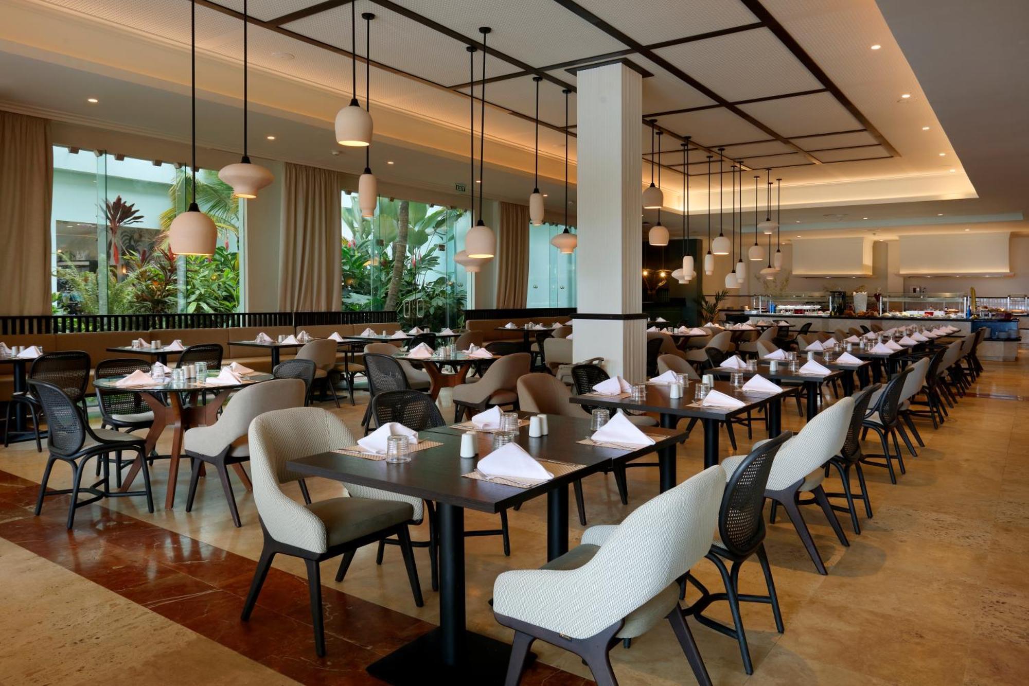 The Signature Level At Grand Palladium Lady Hamilton Resort & Spa Лусея Екстериор снимка