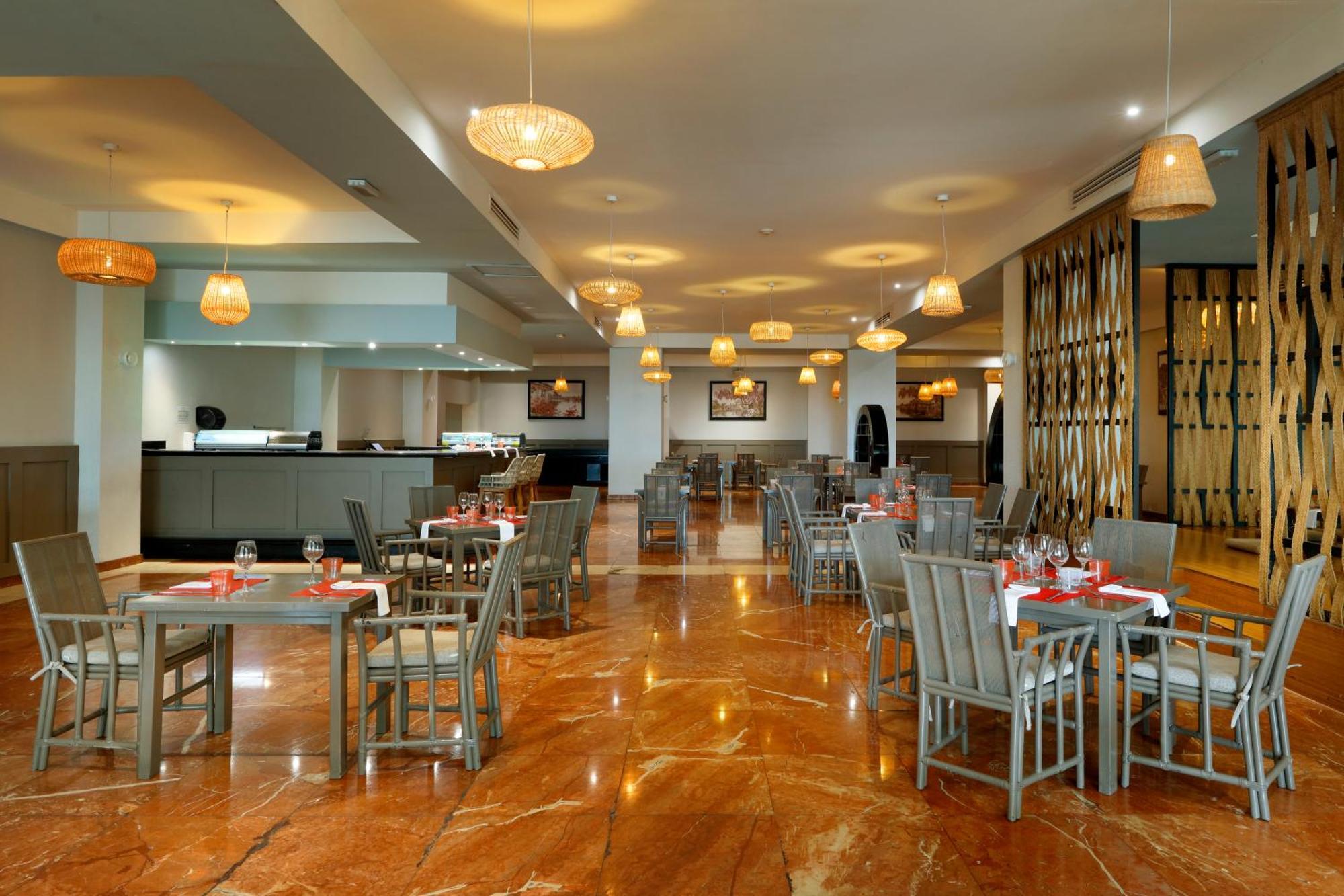 The Signature Level At Grand Palladium Lady Hamilton Resort & Spa Лусея Екстериор снимка