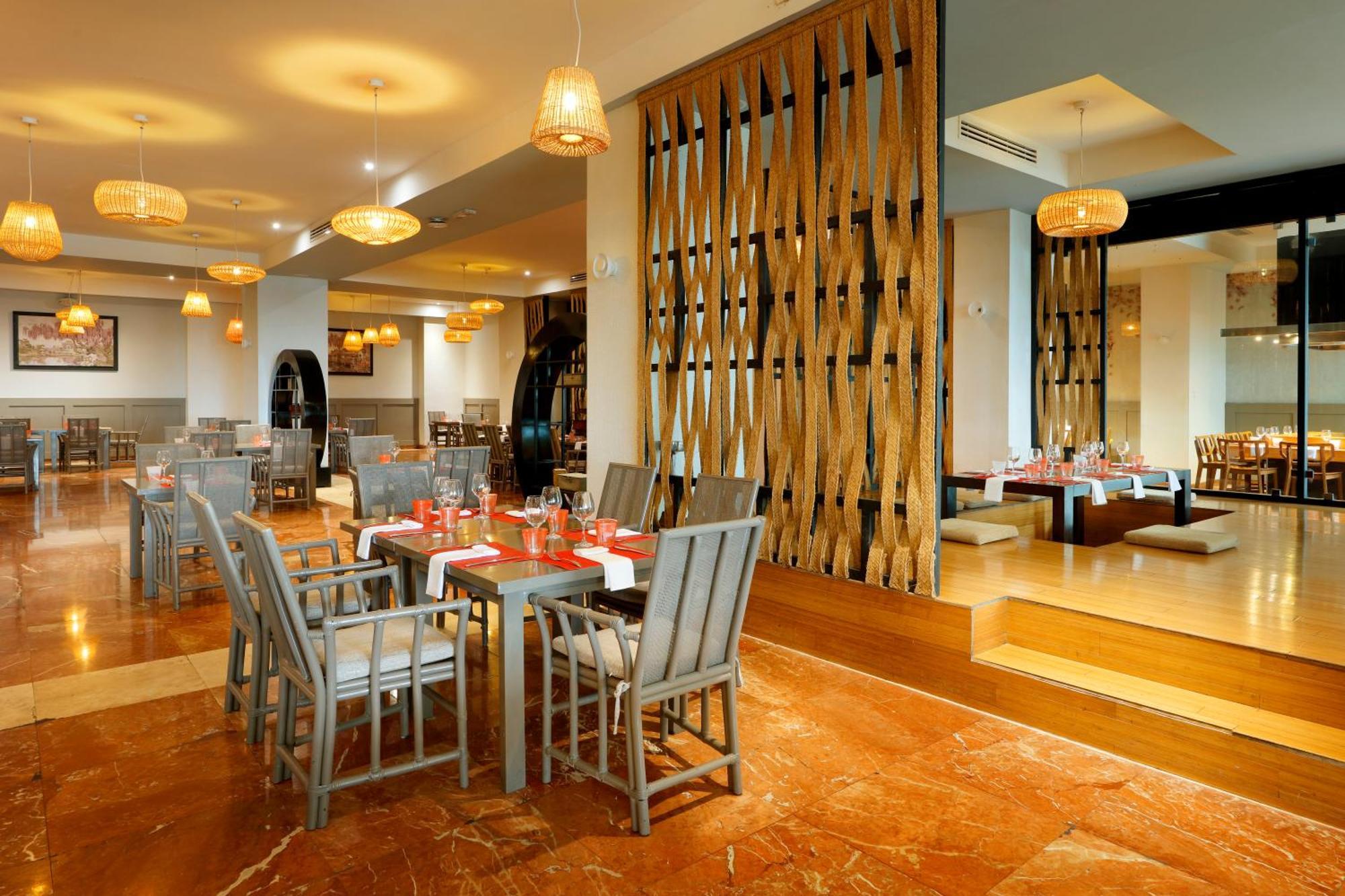 The Signature Level At Grand Palladium Lady Hamilton Resort & Spa Лусея Екстериор снимка