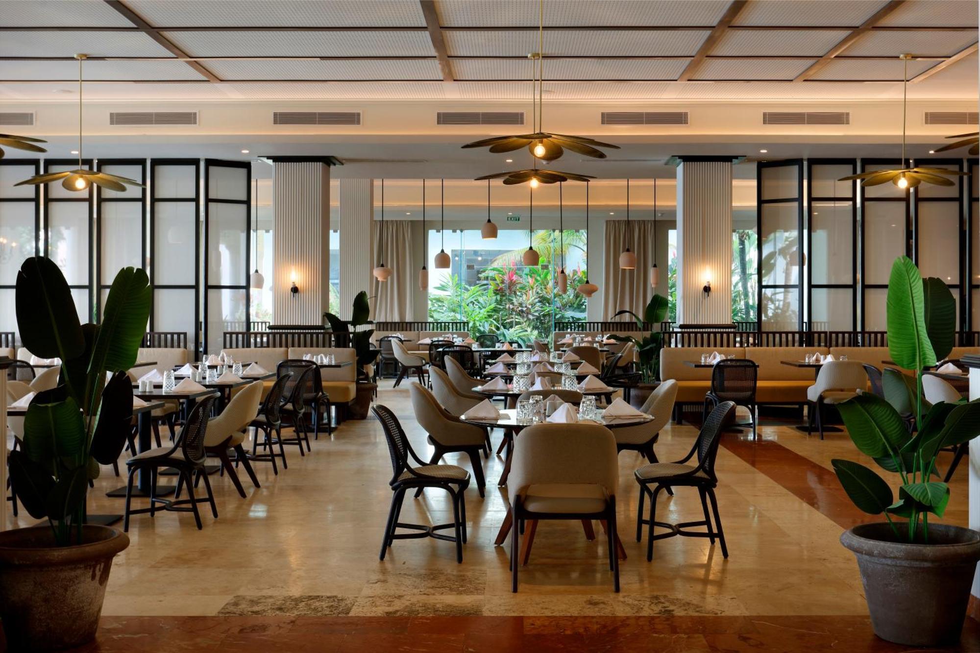 The Signature Level At Grand Palladium Lady Hamilton Resort & Spa Лусея Екстериор снимка
