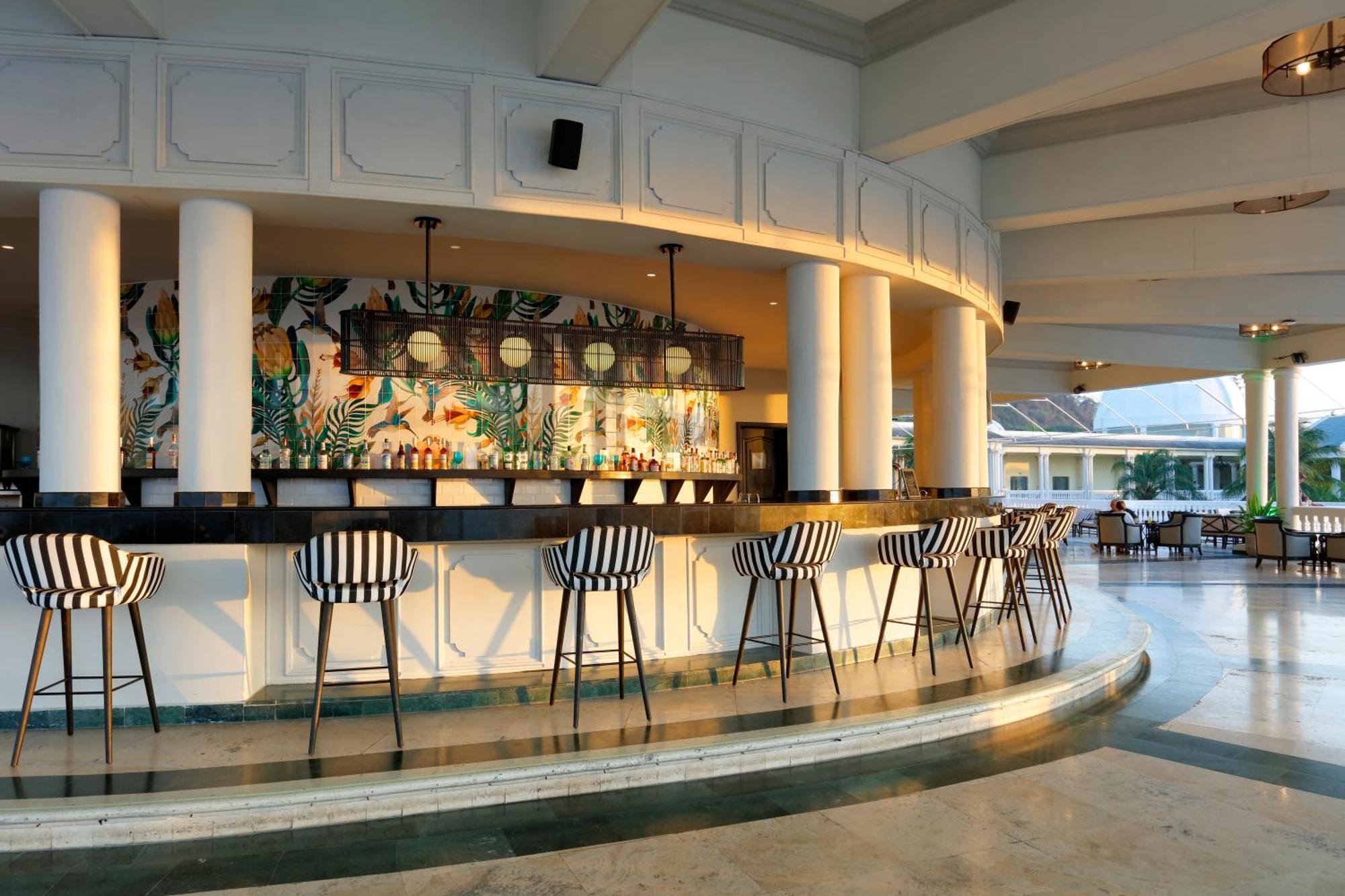 The Signature Level At Grand Palladium Lady Hamilton Resort & Spa Лусея Екстериор снимка