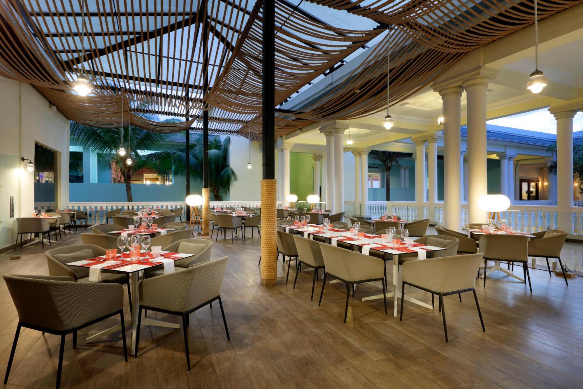 The Signature Level At Grand Palladium Lady Hamilton Resort & Spa Лусея Екстериор снимка
