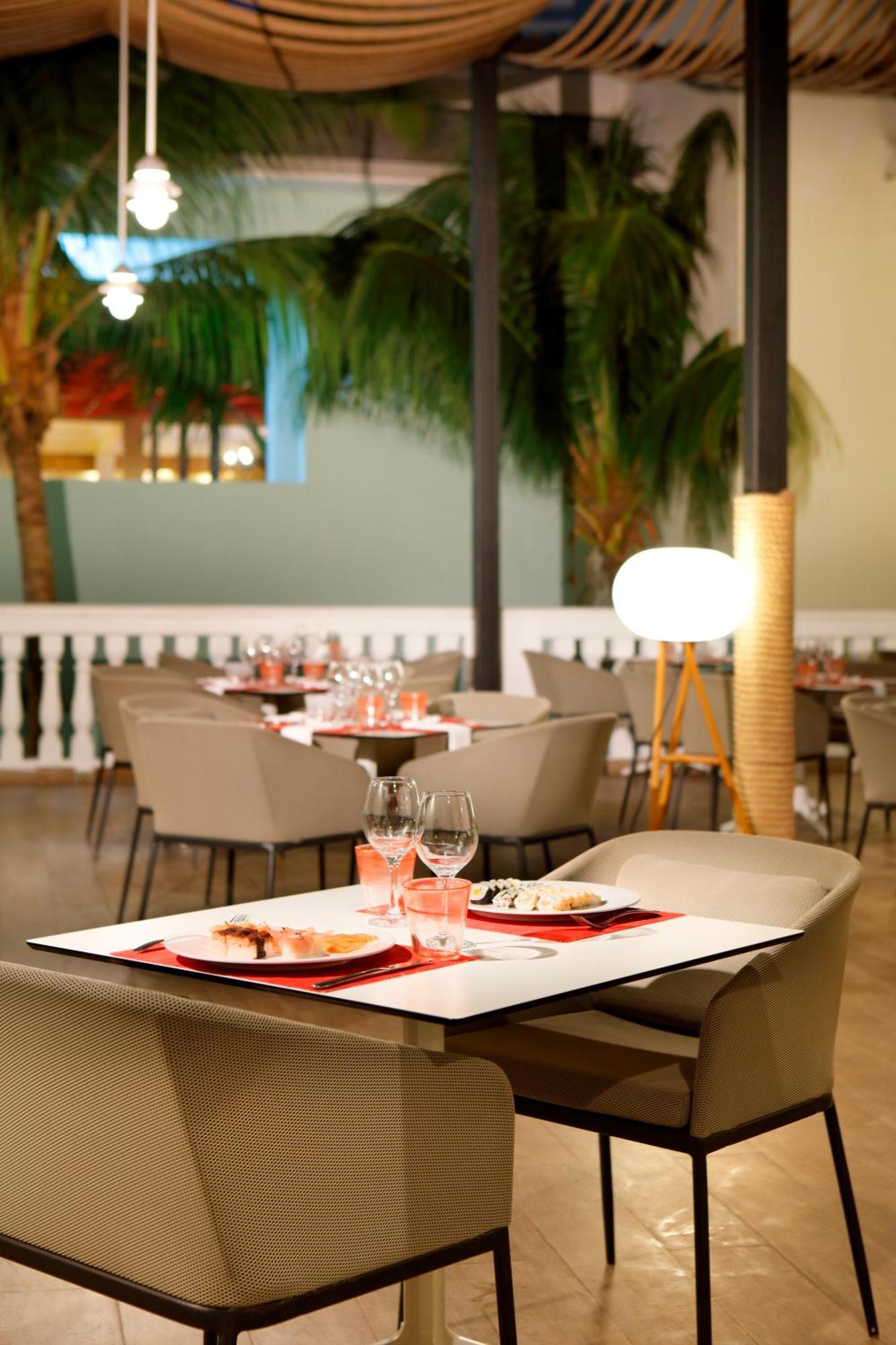 The Signature Level At Grand Palladium Lady Hamilton Resort & Spa Лусея Екстериор снимка