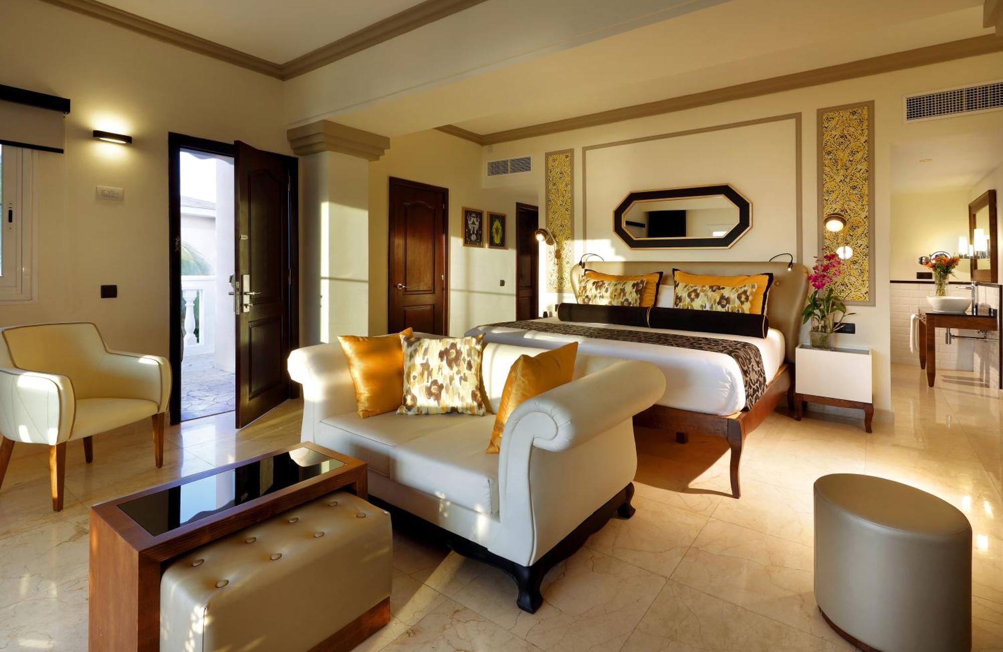 The Signature Level At Grand Palladium Lady Hamilton Resort & Spa Лусея Екстериор снимка