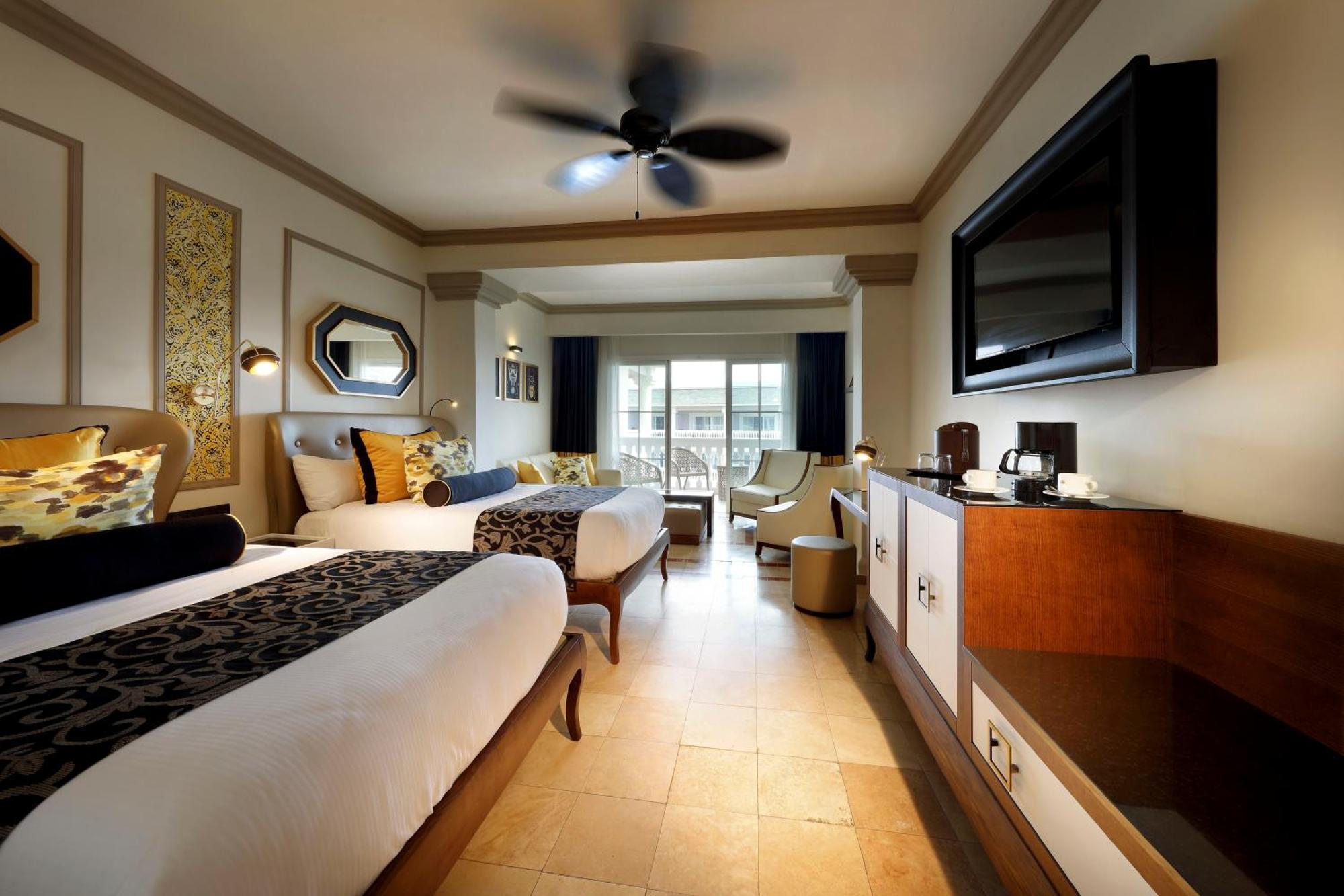 The Signature Level At Grand Palladium Lady Hamilton Resort & Spa Лусея Екстериор снимка